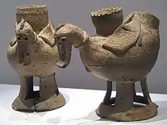 Récipient en forme de canard, leurs pattes faisant office de pied ajouré. Grès. confédération de Gaya, Ve ou VIe&nbsp;siècle. Musée national de Corée