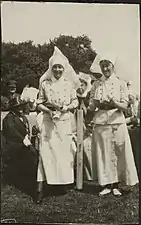 Infirmières militaires participant à une course de l'œuf lors de la fête du Dominion, Hôpital général canadien no 2, Le Tréport, juillet 1917