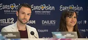 Photo de Måns Zelmerlöw et Petra Mede, présentateurs du spectacle.