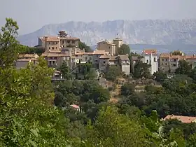 Village de Mimet devant Sainte-Victoire