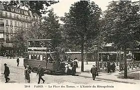 Au tout début du XXe&nbsp;siècle, alors qu'elle était desservie par les tramways de la CGO. On y distingue bien l'édicule Guimard de l'entrée de la station du métro.