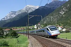 Un ETR 470 CFF devant l'église de Silenen, sur la ligne du Gothard
