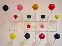 Porte-manteaux Hang It All créé en 1953.