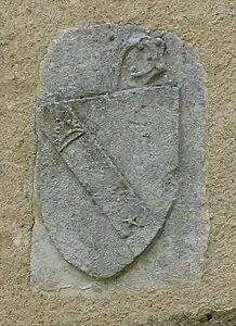 Écu et crosse d'abbé sur la tour carrée.