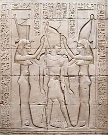 Ptolémée VIII en tenue de pharaon, entre les déesses Ouadjet et Nekhbet. Temple d'Horus à Edfou.