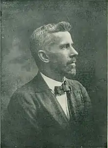 Edward L. Gardner d'après la photographie du frontispice de l'édition américaine de The Coming of the Fairies, 1922.