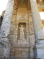 Copie de la statue de la Sagesse, in situ.