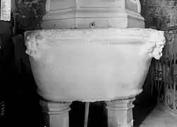 Fonts baptismaux du XIIIe&nbsp;siècle.