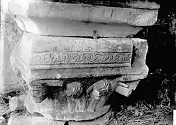 Fragment sculpté, peut-être fonts baptismaux, au tout début du XXe&nbsp;siècle.