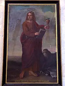 L'évangéliste saint Jean tenant son Évangile et associé à l'aigle, car cet oiseau vole plus haut que tous les autres à l'image de l'origine divine du Christ et son œil peut faire face au soleil sans être aveuglé comme l'homme sage qui fait face au rayonnement de Dieu. La coupe surmontée d'un serpent fait référence au récit de Nicodème (Jn 3, 14 citant Nb 21, 6-9).