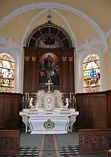 Le maître-autel en bois peint du XVIIIe siècle.