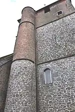 Tour flanquée sur le côté nord du donjon.