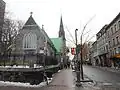 Bibliothèque Saint-Jean-Baptiste (ancienne église St. Matthew), vue depuis la rue Saint-Jean, dans le faubourg Saint-Jean-Baptiste, à Québec (2014).