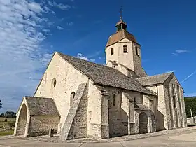 Photographie présentant l'église de Saint-Hymetière vue depuis la route au nord-ouest