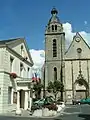 La façade de l'église et la mairie.