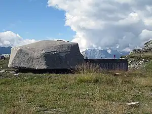 La tourelle blindée 1 avec canon de 10,5&nbsp;cm