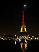 La tour Eiffel aux couleurs nationales belges en hommage aux victimes de l'attentats de Bruxelles du 22 mars 2016.