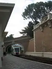 Train entrant dans la gare du Vatican