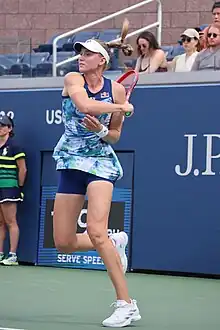 Robe à motifs bleus, blancs et verts. Short bleu sombre.