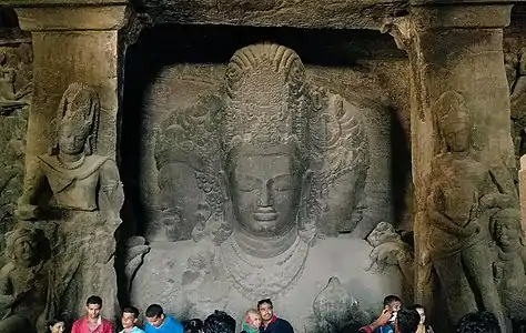 Grottes d'Elephanta, triple buste (trimurti) de Shiva, 18 pieds (54&nbsp;864&nbsp;m) de hauteur, env. 550