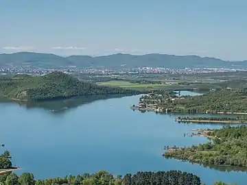 Réservoir d'Ullíbarri-Gamboa (es), vu depuis la sierra d'Elgea. En arrière-plan, la ville de Vitoria-Gasteiz