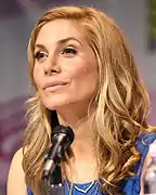 Elizabeth Mitchell interprète Deb.