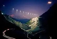 Le chantier de nuit éclairé par un ciel de projecteurs.