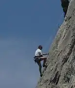 En pleine action sur une paroi des Dentelles