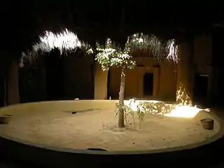 Une case à impluvium aménagée dans le campement