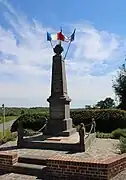 Le monument aux morts situé à l'extérieur du village, route de La Rue Lagasse.