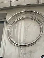 Enseigne de l'« y » sur la façade du no&nbsp;14.