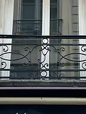 Enseigne de l'« y » dans la ferronnerie du garde-corps.