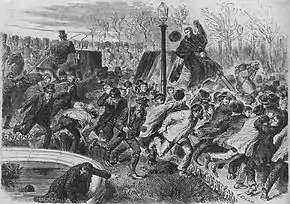 Scène d'émeute avec manifestants et forces de l'Ordre. Mouvement de foule incontrôlé et panique générale. Un homme est tombé dans un bassin public et tout le monde fuit. Gravure.