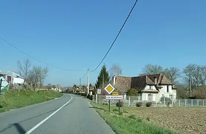 Entrée dans Laà-Mondrans.