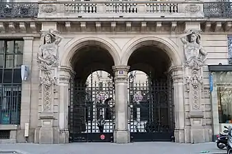 No&nbsp;15 : façade d'immeuble (1892) avec le passage de la Cour-des-Fermes.