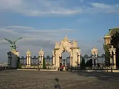 Le portail d'entrée du Palais