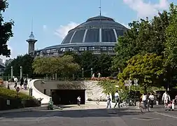 L'entrée porte du Jour du forum des Halles avec, à l’arrière-plan, la Bourse de commerce et la colonne Médicis.