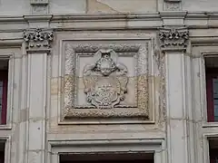 La cartouche rectangulaire sur la façade de la maison du Bailli, ou Géninet.