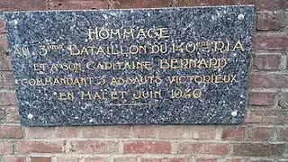 Plaque à la mémoire du 3e&nbsp;bataillon du 140e&nbsp;RIA et à son capitaine Bernard, qui commanda 3 assauts victorieux lors de la Bataille de France, en mai-juin 1940.