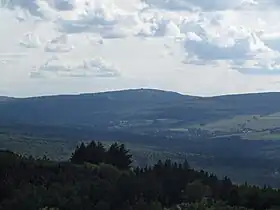 Vue de l'Erbeskopf depuis le :Burg Wildenburg&nbsp;(de) au nord-est.