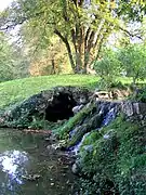 La grotte des Naïades, ouverture en direction de la cascade.