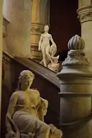 Escalier Darcy, où sont exposées des sculptures du XIXe&nbsp;siècle.