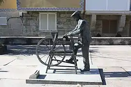 Sculpture (2004) en hommage au rémouleur galicien d'Esgos (Espagne).