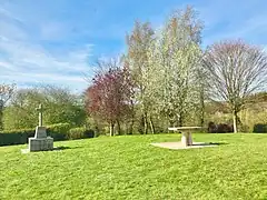 L’espace camping du sanctuaire avec la croix en granit.