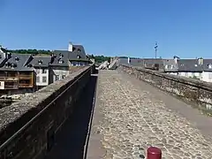 La chaussée depuis la rive gauche.