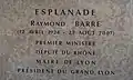 Plaque de l'esplanade Raymond-Barre qui borde l'allée Achille-Lignon.