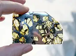Tranche de la pallasite Esquel&nbsp;(en).