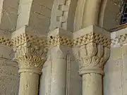 Chapiteaux du portail.