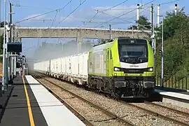 Train tiré par une locomotive Euro 4001 au Mans, en France.