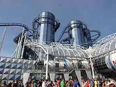 L'attraction, la station Mir, et la file d'attente.